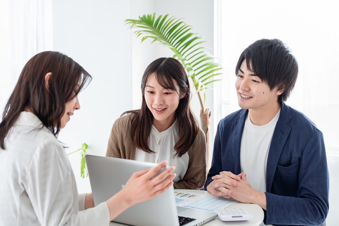 お部屋探しについてスタッフに相談している様子