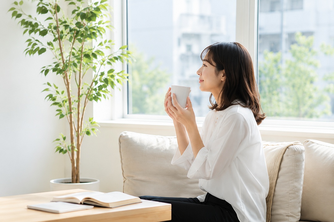 20代の方が初めての一人暮らしについて相談している様子