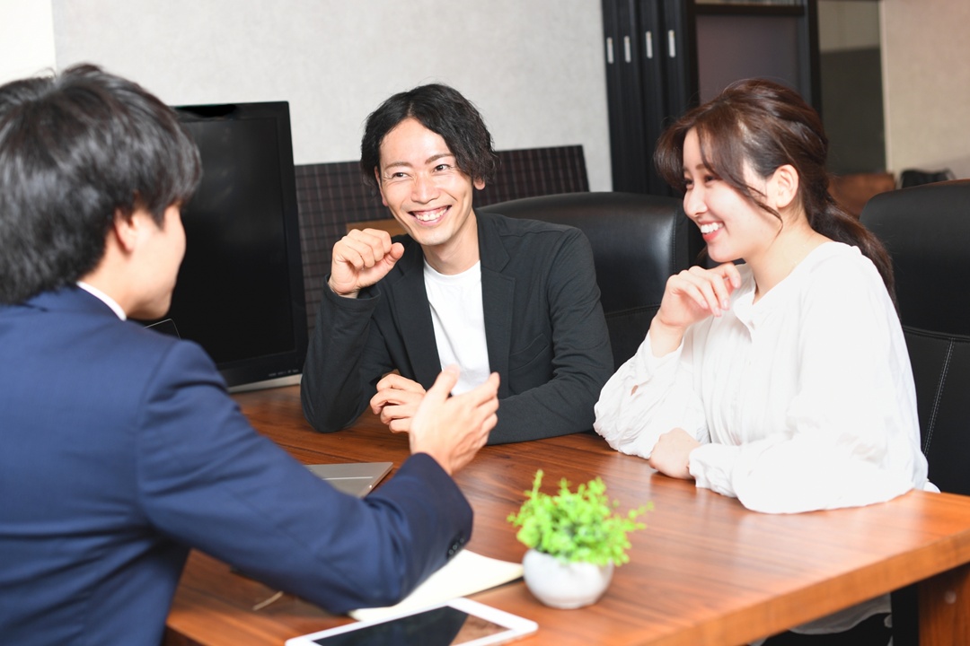 お部屋探しの不安について相談している若いお客様の様子