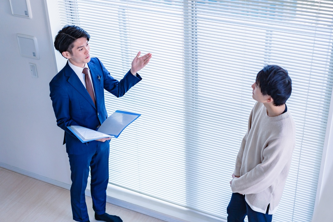 初めて一人暮らしをする20代の方が住まい探しを相談している様子