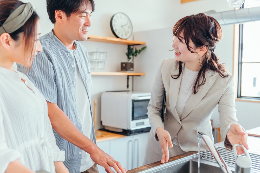 清潔感のある明るいリビングと水回りを確認している様子