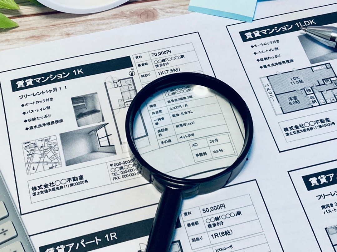初期費用や契約内容の資料を見ながら分かりやすく説明している様子