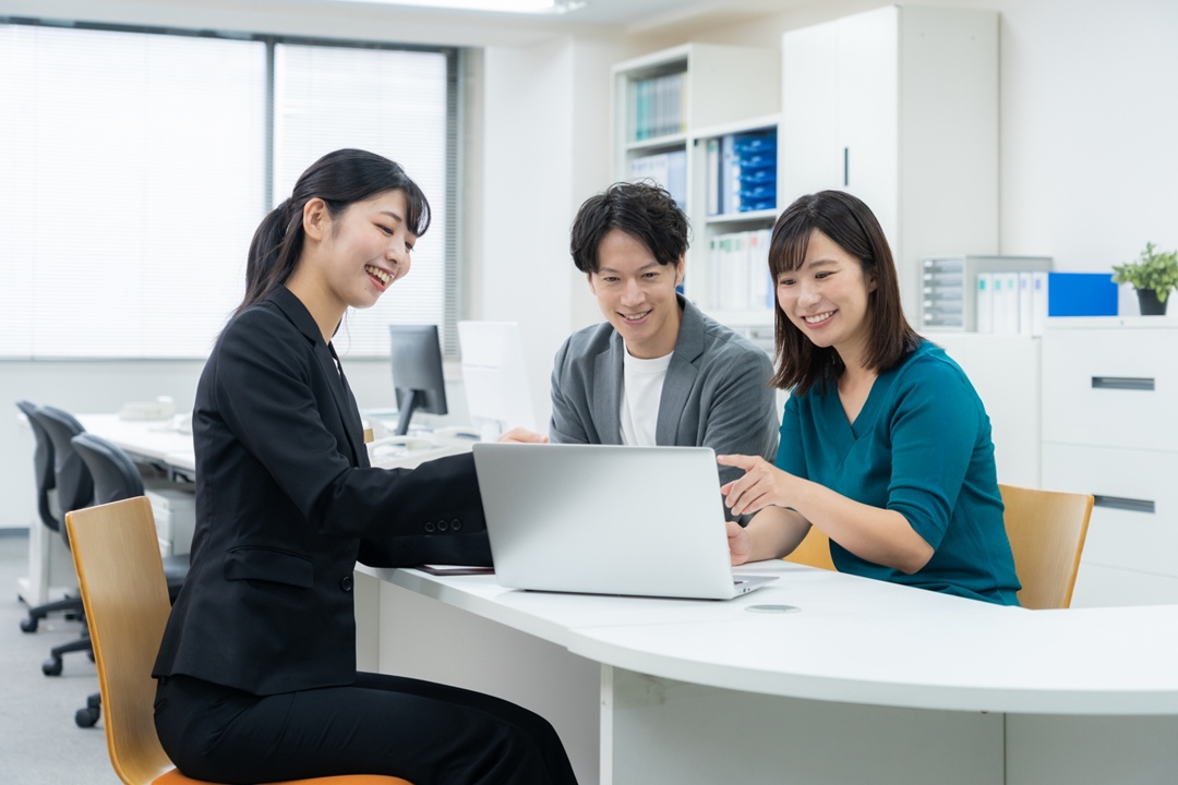スタッフがお客様の希望条件を丁寧にヒアリングしている様子