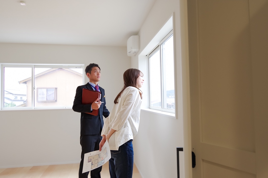 週末にカップルが住まい探しの相談をしている様子