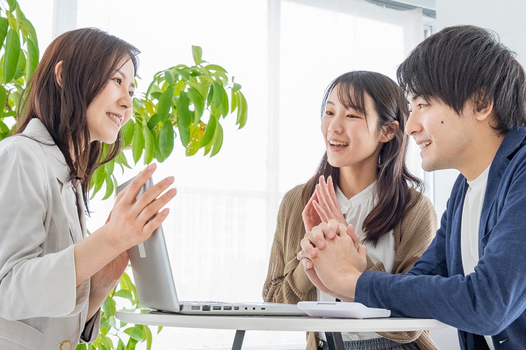 明るい室内で新生活について相談している様子