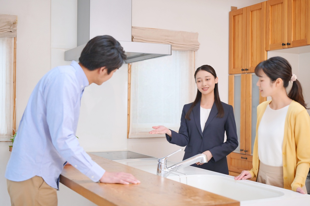 スタッフがお客様に賃貸物件を提案している様子